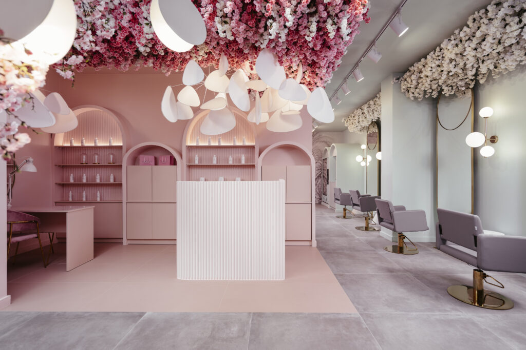 Jak zaprojektować salon beauty, który sprzedaje? Przestrzeń, która pracuje na Twój zysk.